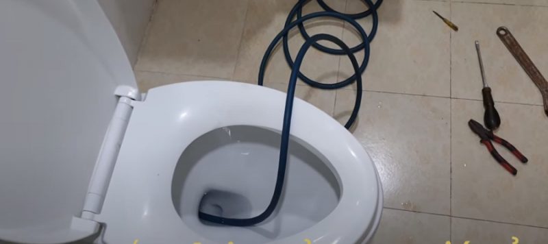 thông tắc bồn cầu máy lò xo