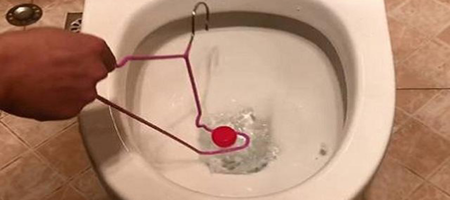 Cách Thông tắc bồn cầu bằng móc phơi quần áo
