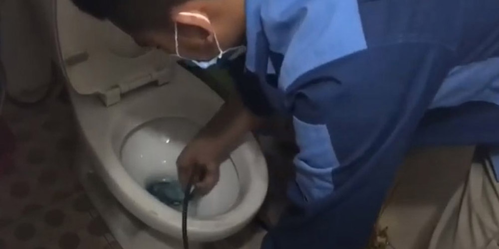 Thông tắc bồn cầu